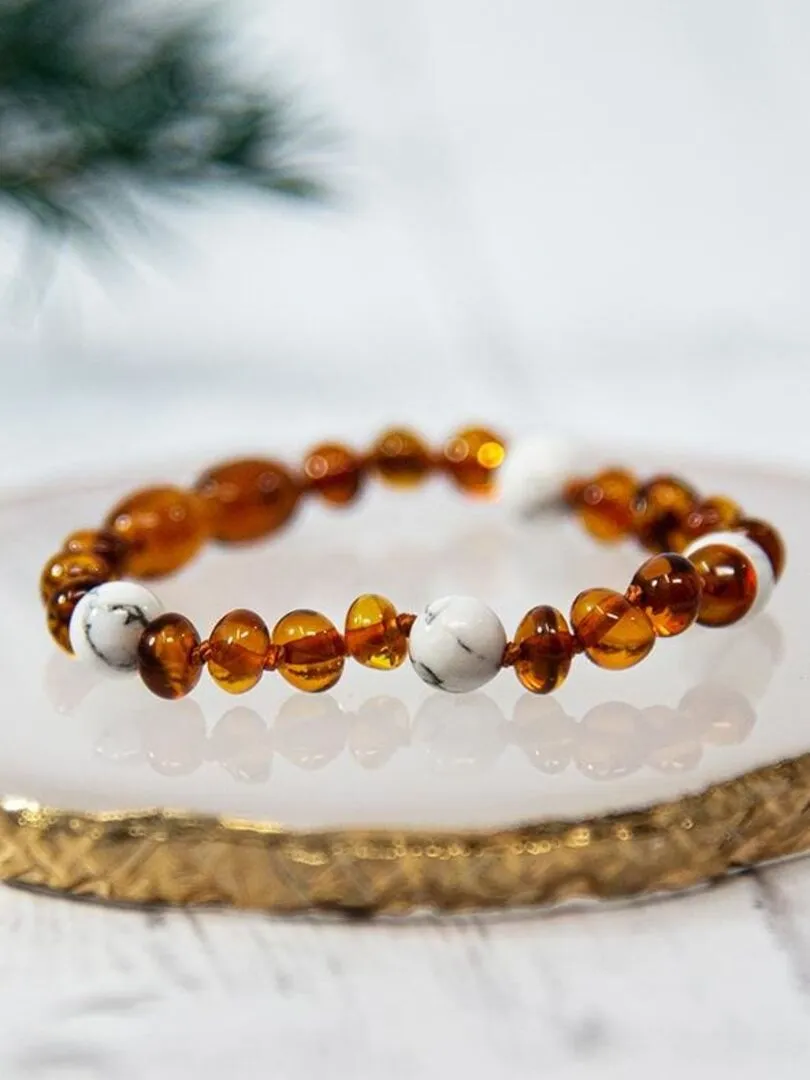 Baby bracelet - Amber and natural stones - Cognac Amber / Howlite - White