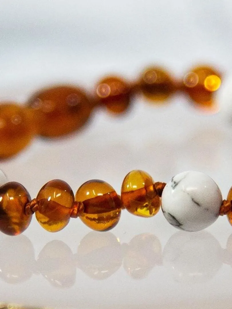 Baby bracelet - Amber and natural stones - Cognac Amber / Howlite - White