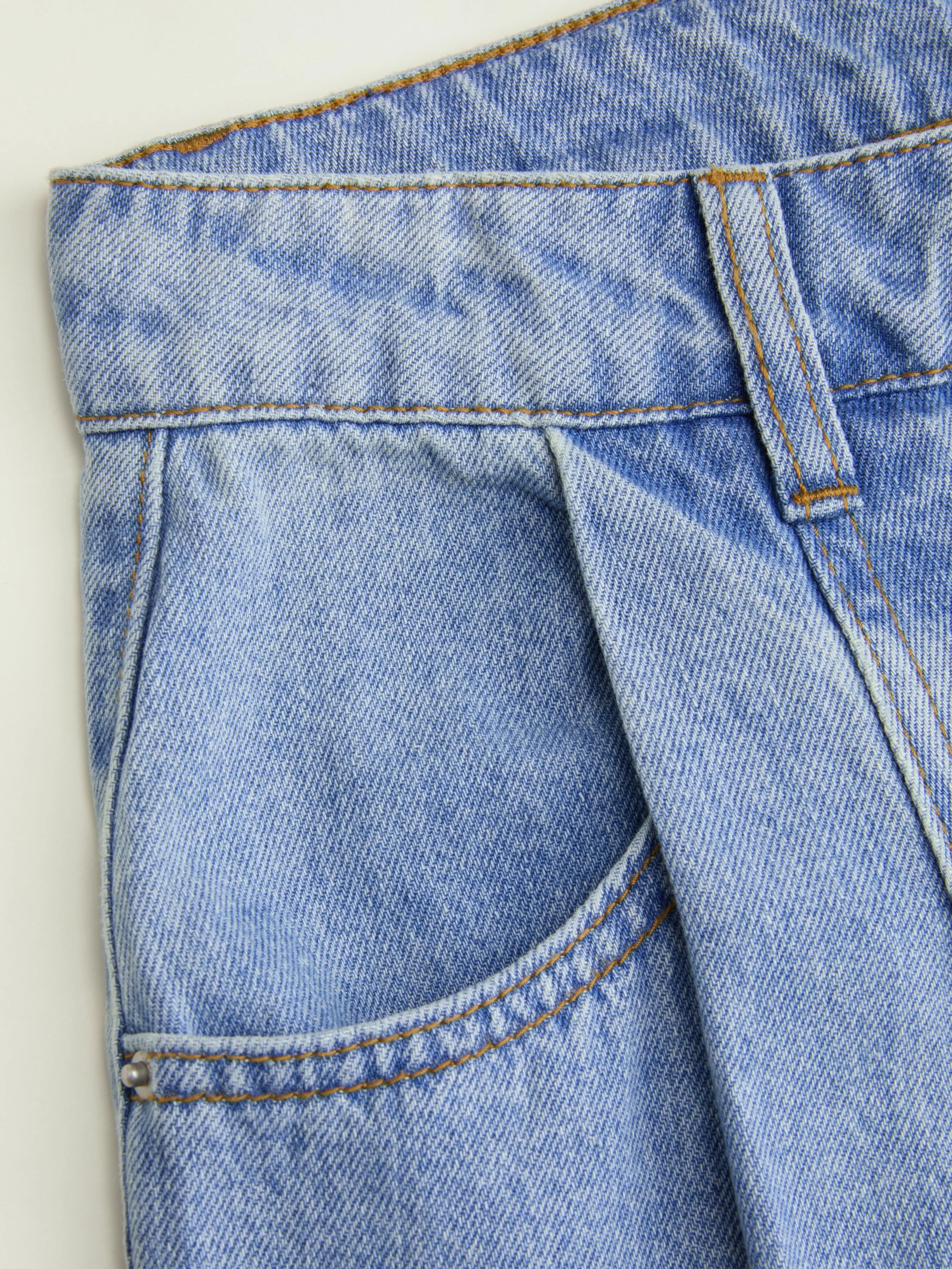 Jeans Cider in denim with mid-rise waist and solid pockets, barrel cut.