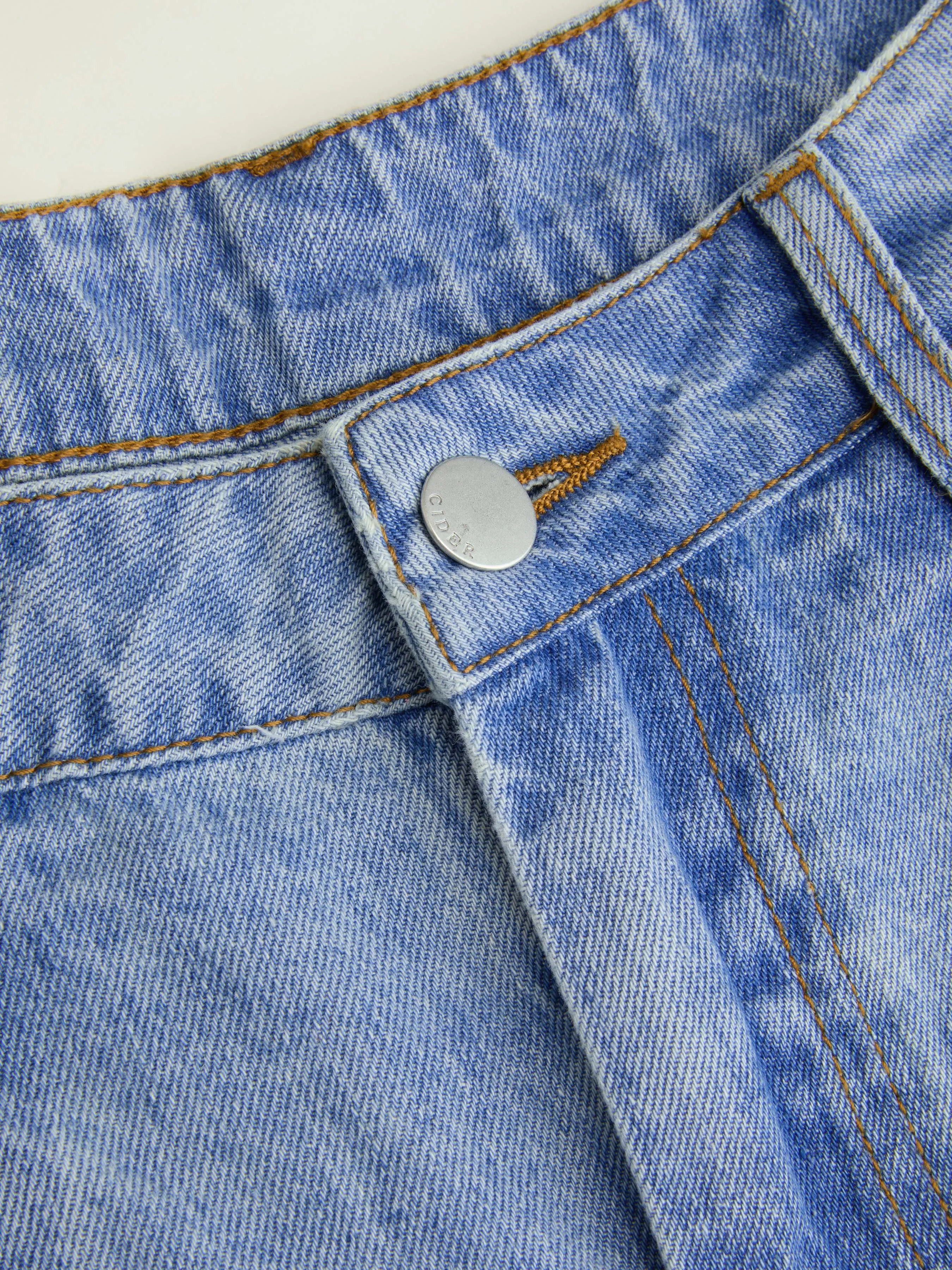 Jeans Cider in denim with mid-rise waist and solid pockets, barrel cut.