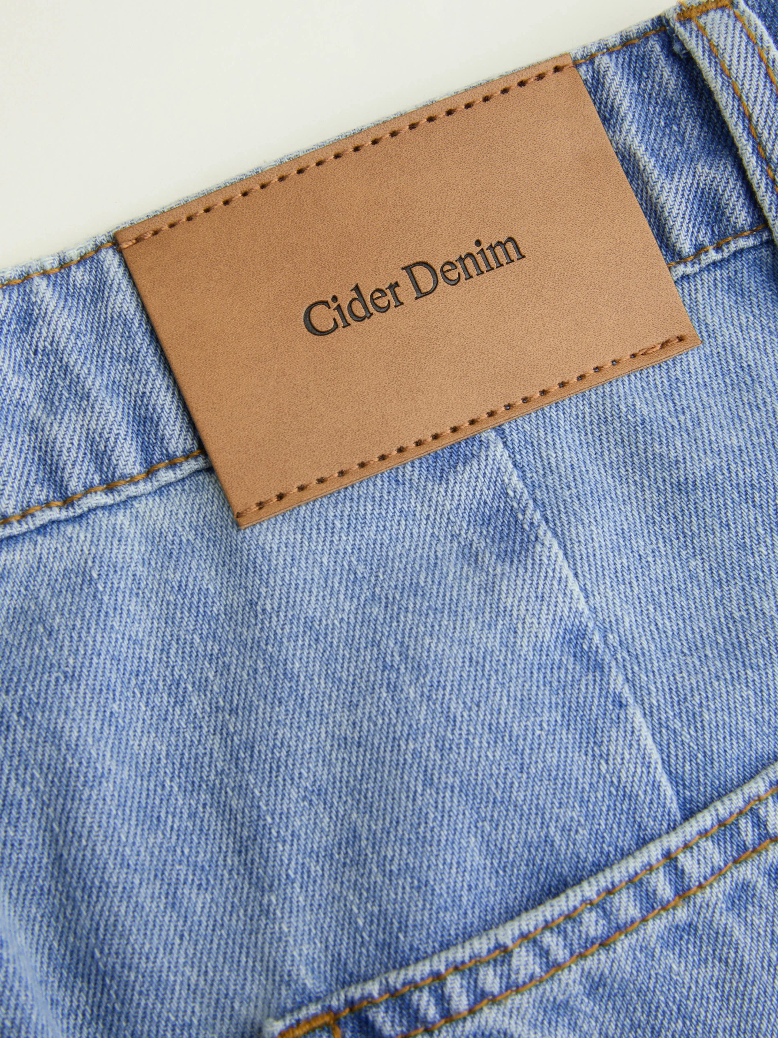 Jeans Cider in denim with mid-rise waist and solid pockets, barrel cut.