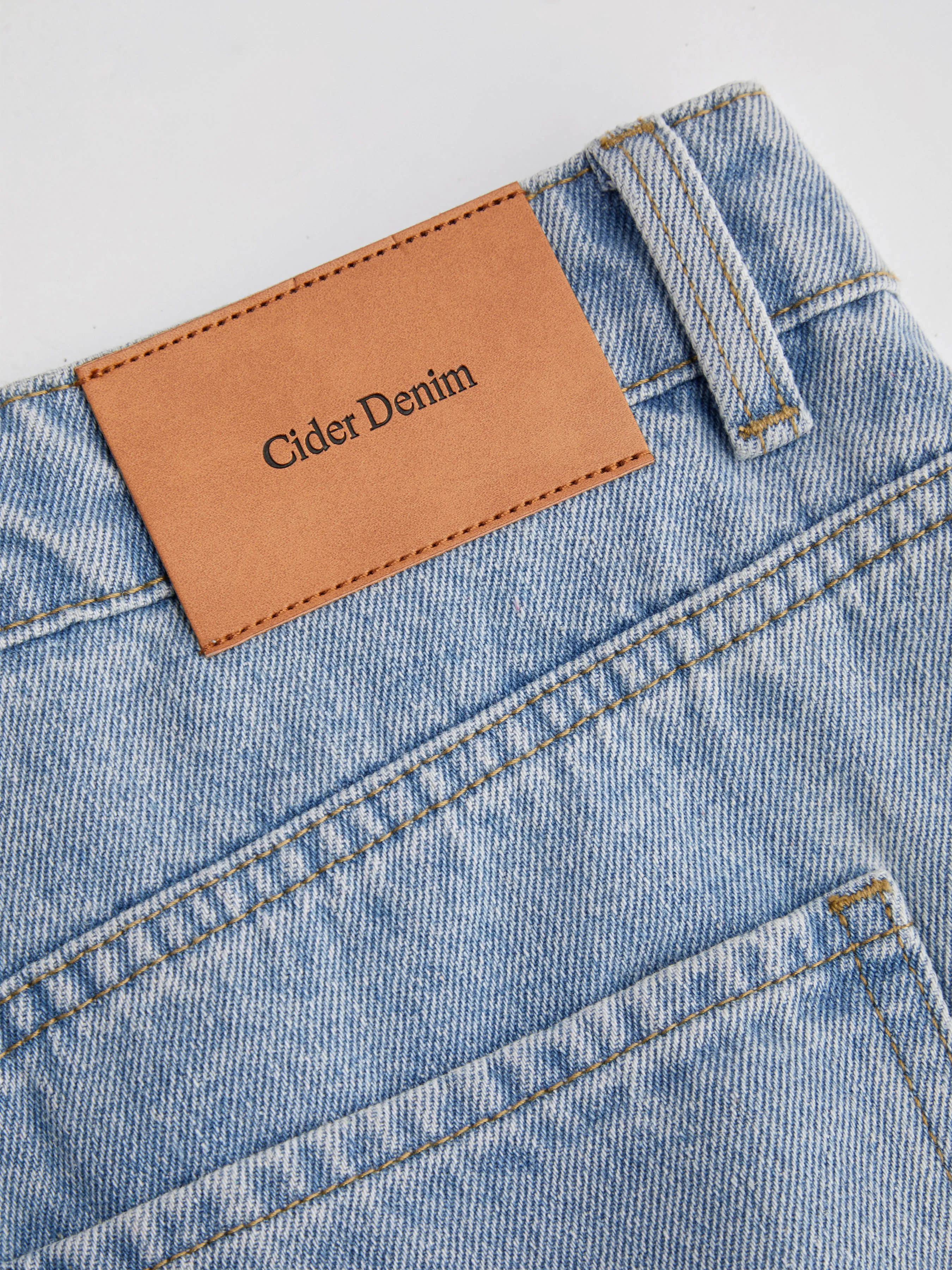 Jeans Cider in denim with mid-rise and solid pockets, barrel Curve & Plus fit.