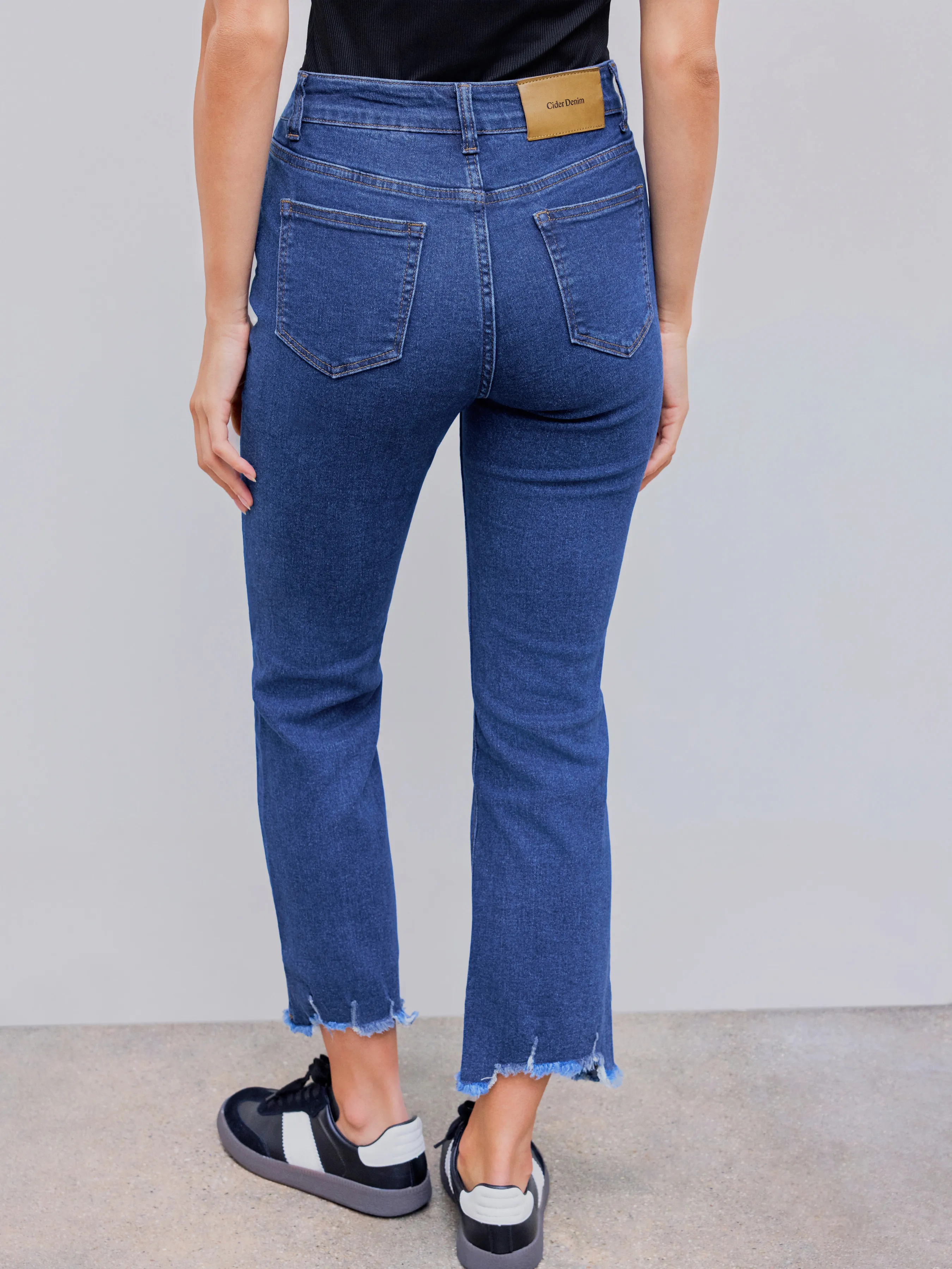 short flared jeans with raw hem and stretch denim pockets