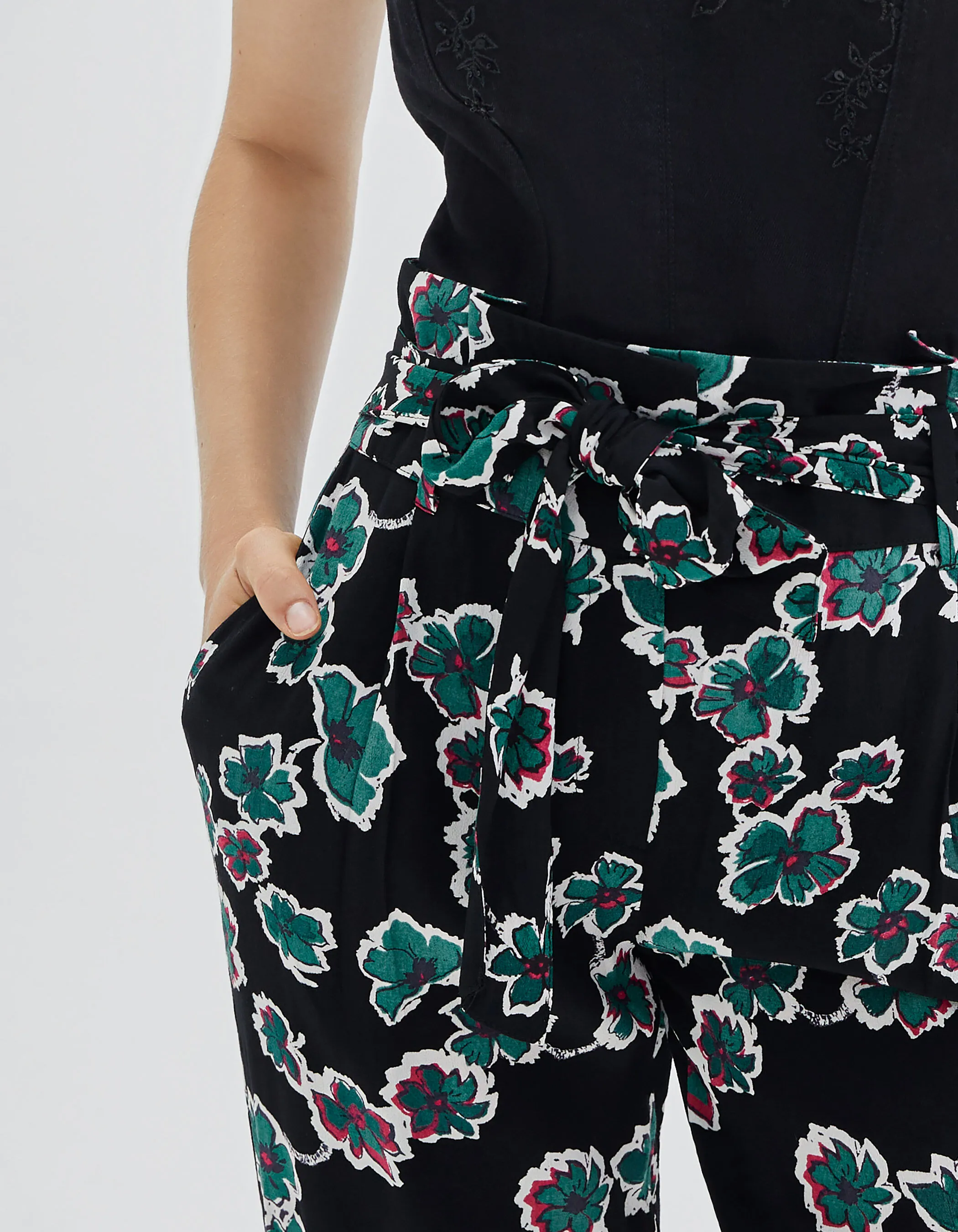 Maxi floral black maxi pants with belt for women.