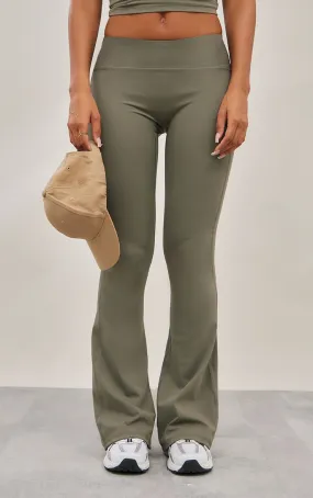 PRETTYLITTLETHING Pantalon de yoga flare en Sculpt vert olive à taille haute