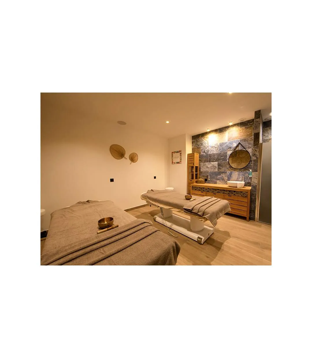 Relaxing Break near Valence with Massage, Hydrotherapy Bath, and Spa Access - SMARTBOX - Wellness Gift Box