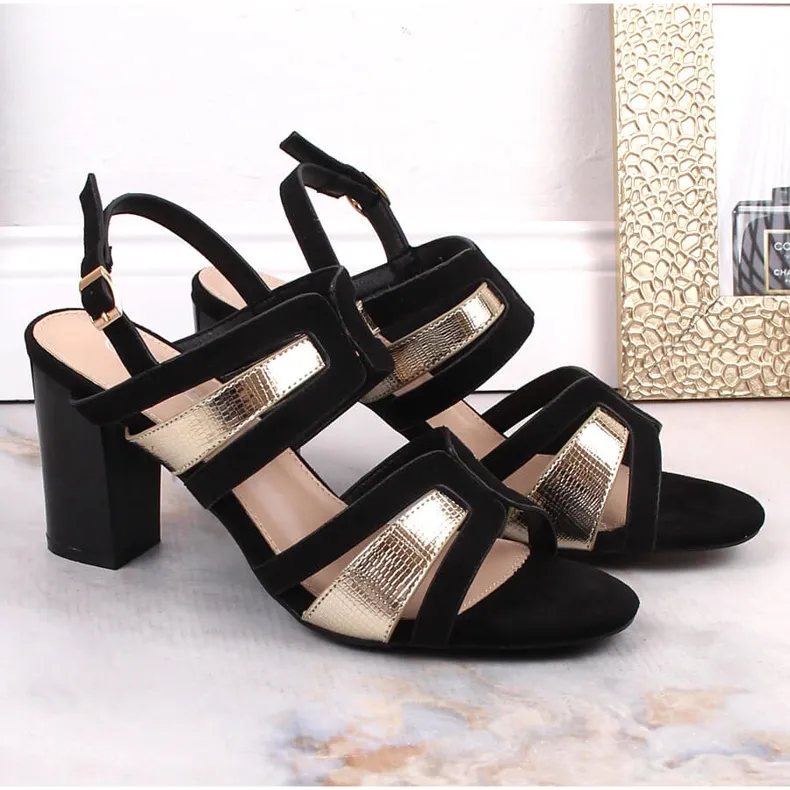 Black women's sandals on the Vinceza 17271 post in black