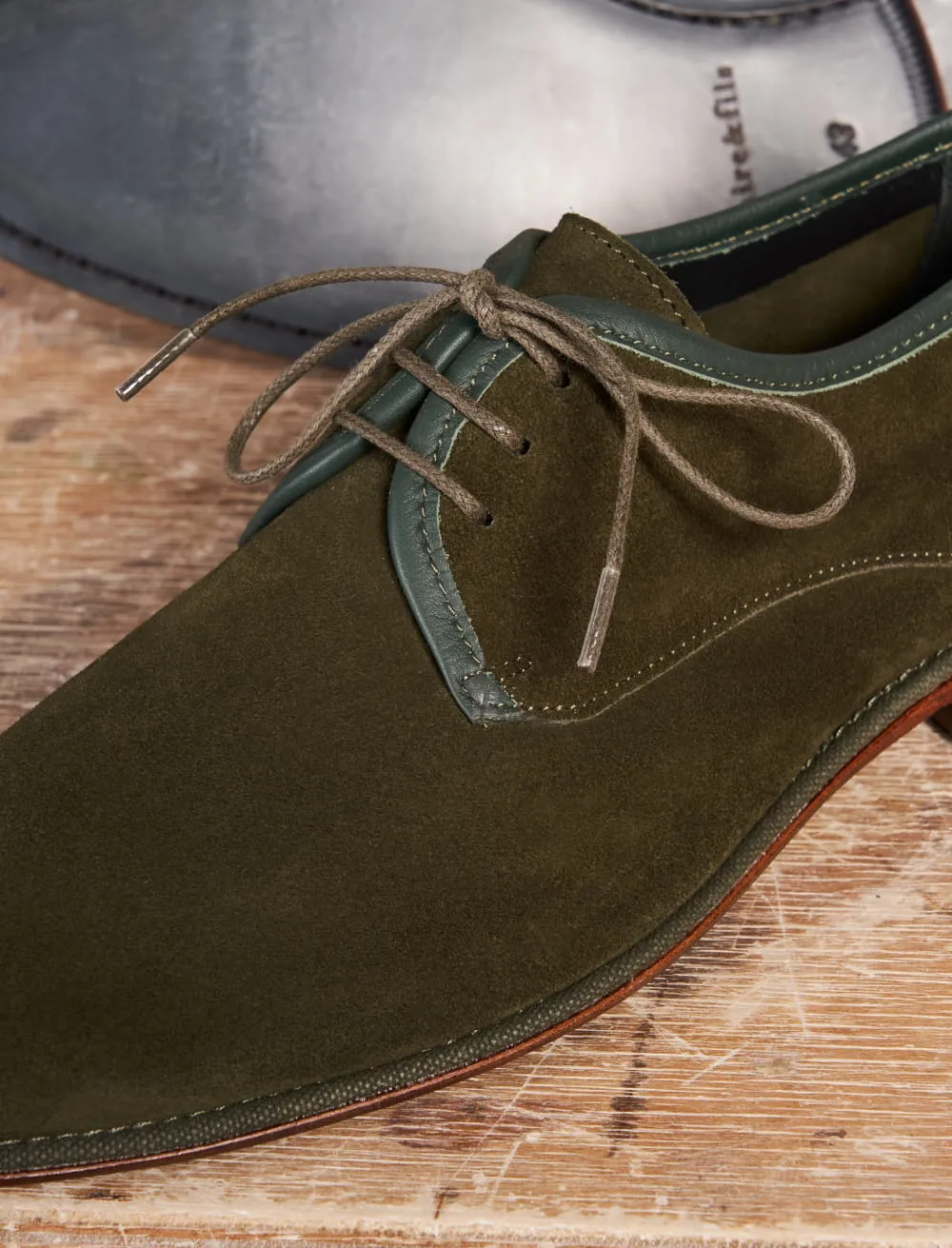 Soft Men's Derby Shoes: The Neutral Man in Khaki Suede