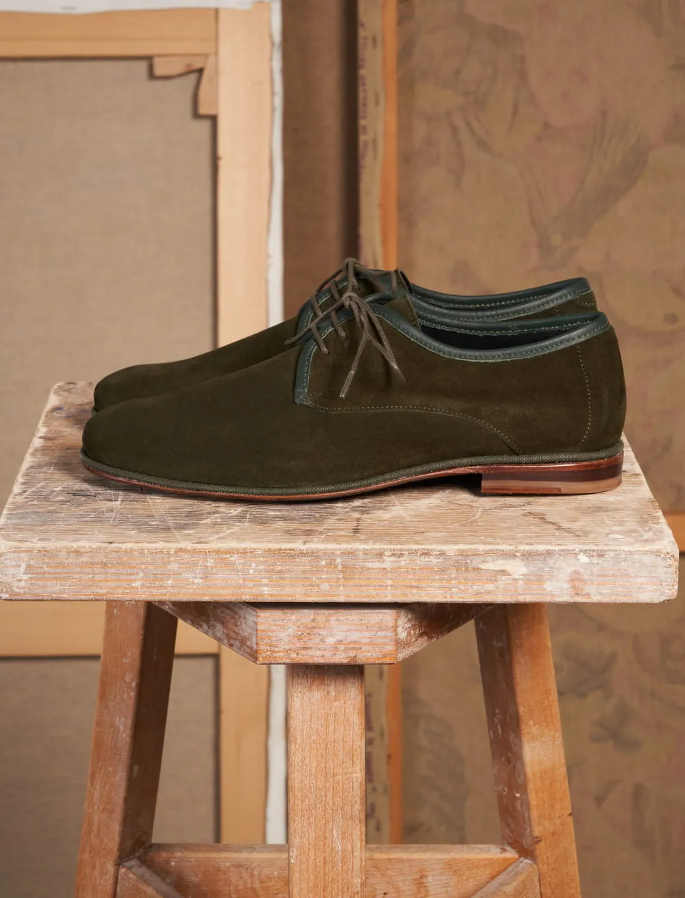 Soft Men's Derby Shoes: The Neutral Man in Khaki Suede