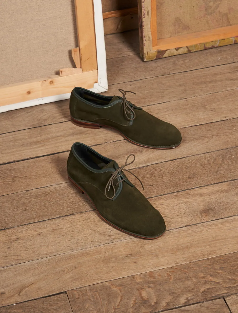 Soft Men's Derby Shoes: The Neutral Man in Khaki Suede