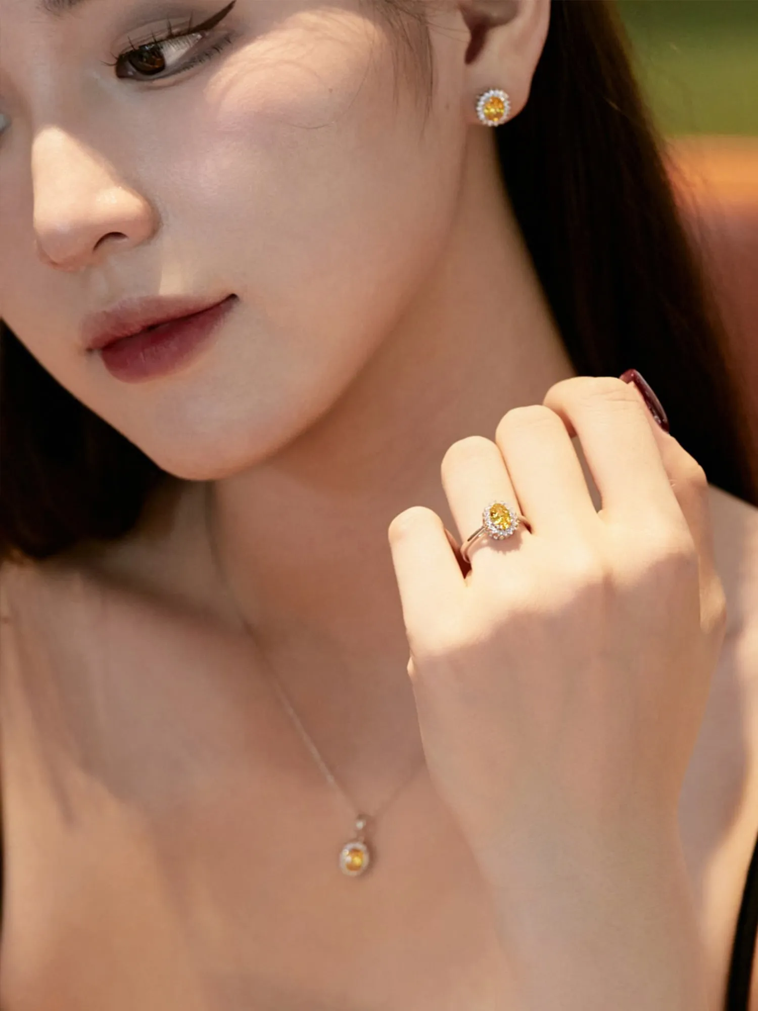 Sparkling Oval Citrine Gemstone Cocktail Ring