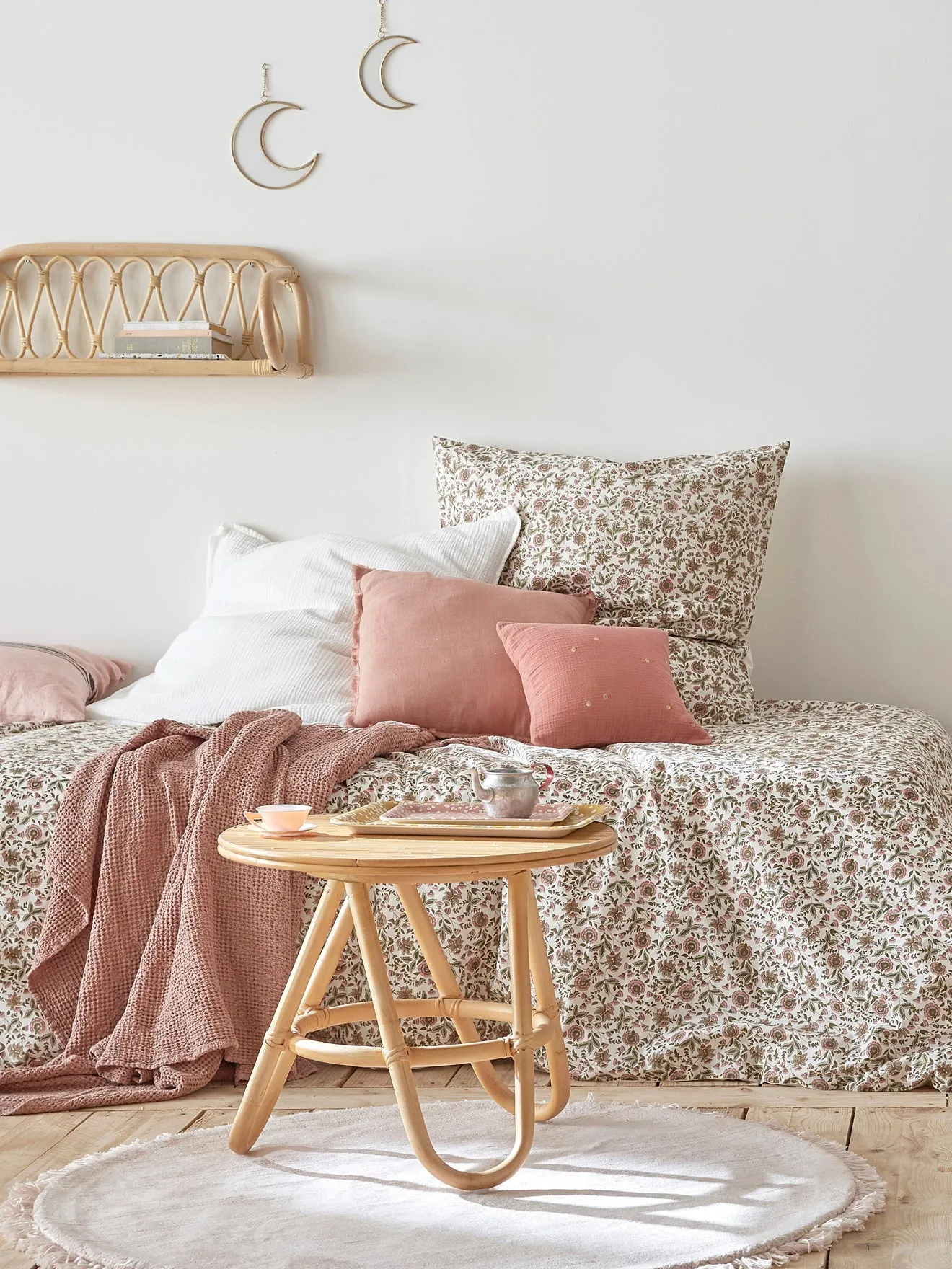 Wall-mounted wicker shelf